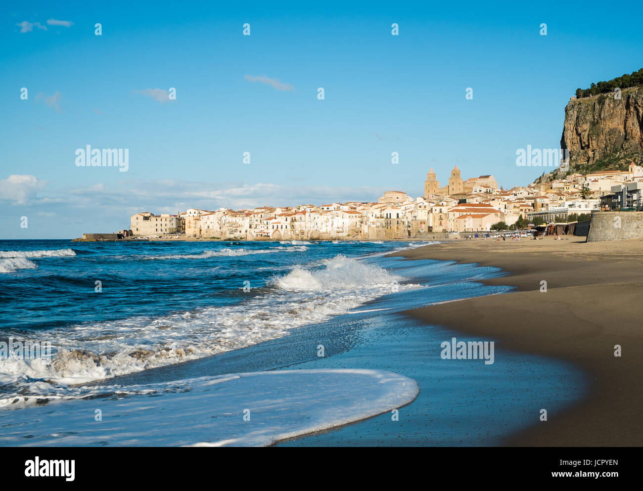Vista di Cefalù centro storico dal mare, Sicilia, Italia Foto Stock