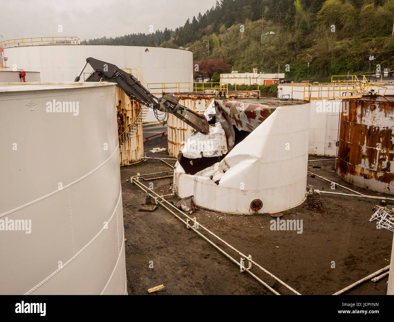 Chemical,l'olio e serbatoio benzina farm demolizione. Foto Stock