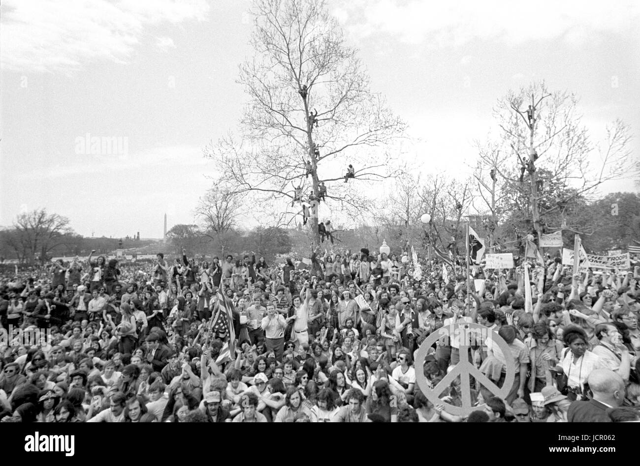 I manifestanti contro la guerra nei campi del Campidoglio degli Stati Uniti e nel centro commerciale durante le manifestazioni di Mayday il 23 aprile 1971, quando John Kerry si prepara a parlare. Foto Stock