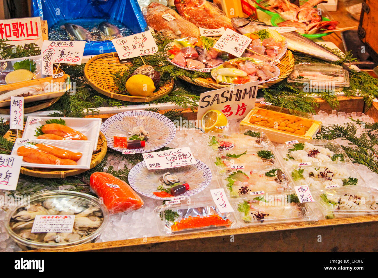 Sashimi fresco venduto nel mercato Kuromon Osaka Foto Stock