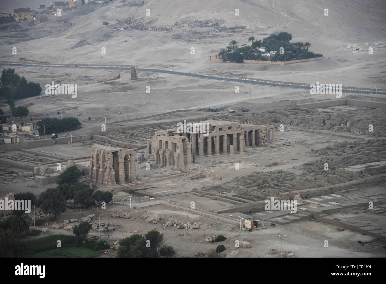Vista aerea vista di un antico tempio e la città di Luxor, Tebe, West Bank di Luxor, Egitto Foto Stock