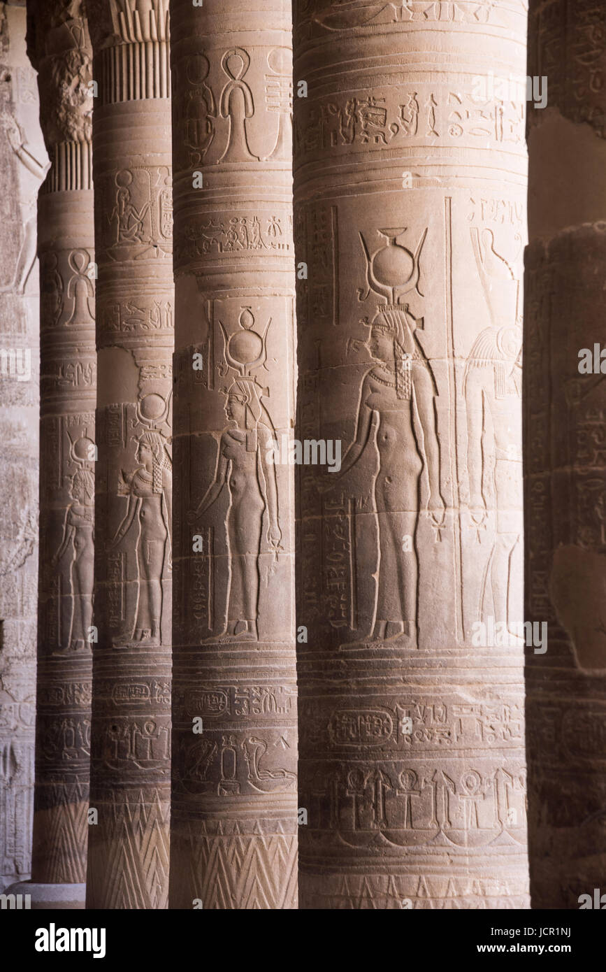 Colonne scolpite del Tempio di Philae. Isola di Agilika, Egitto il Tempio di Philae è stata smontata e rimontata (sull isola di Agilika circa 550 metri dalla sua origi Foto Stock