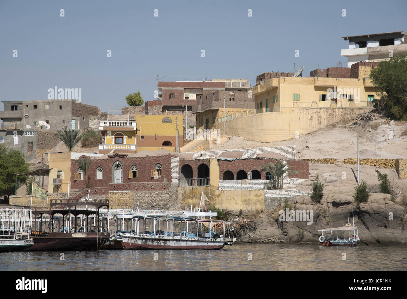 Case sulle rive del lago Nasser, vicino al Tempio di Philae, Egitto Foto Stock