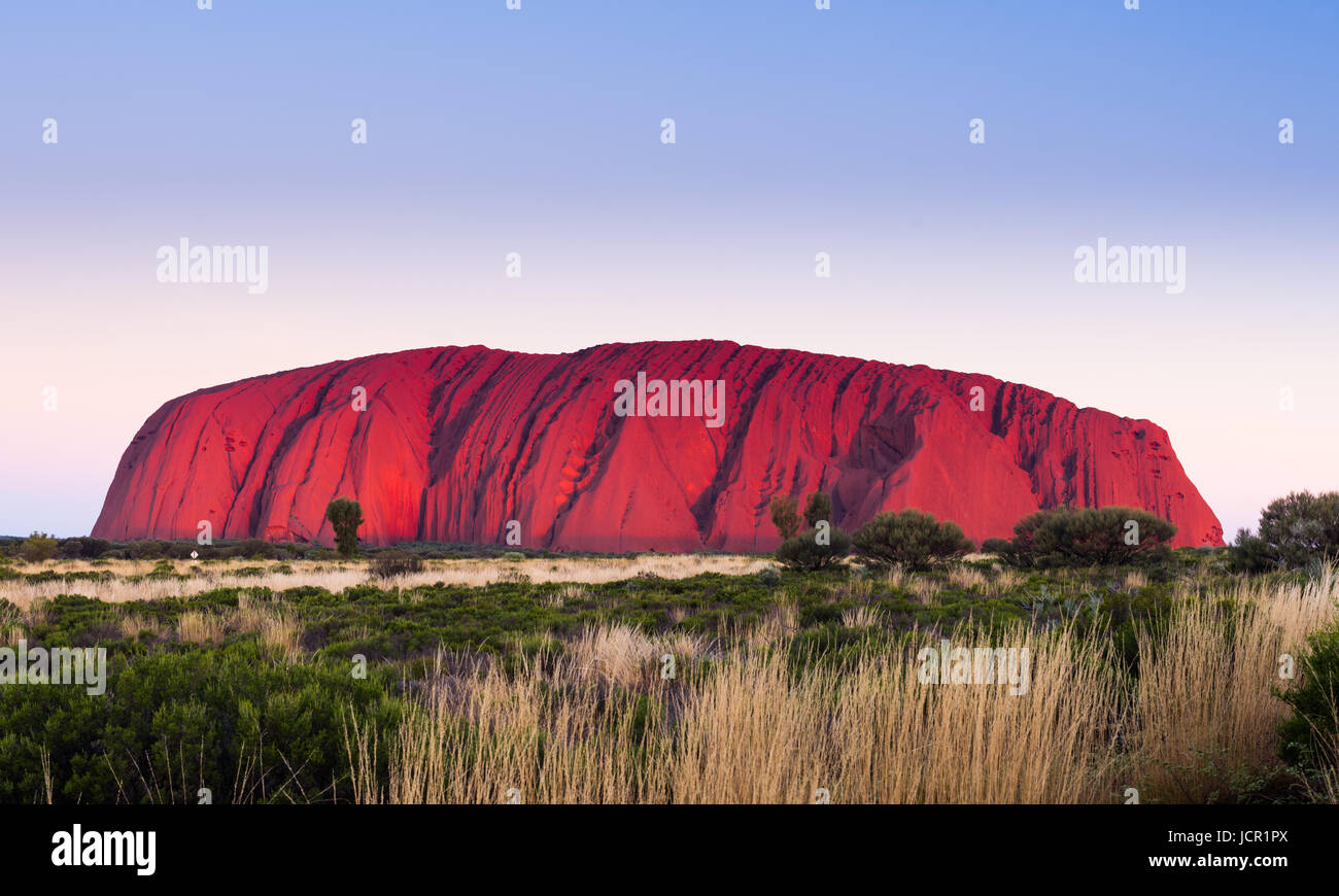 Uluru (Ayers Rock), Uluru-Kata Tjuta National Park, sito Patrimonio Mondiale dell'UNESCO, il Territorio del Nord, l'Australia Foto Stock