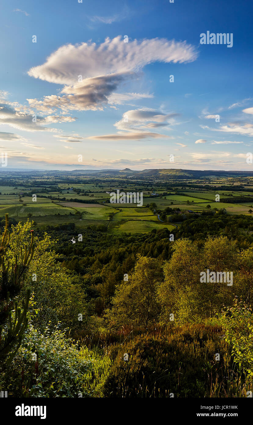 Roseberry Topping e le colline di Cleveland e Vale, North Yorkshire. Foto Stock