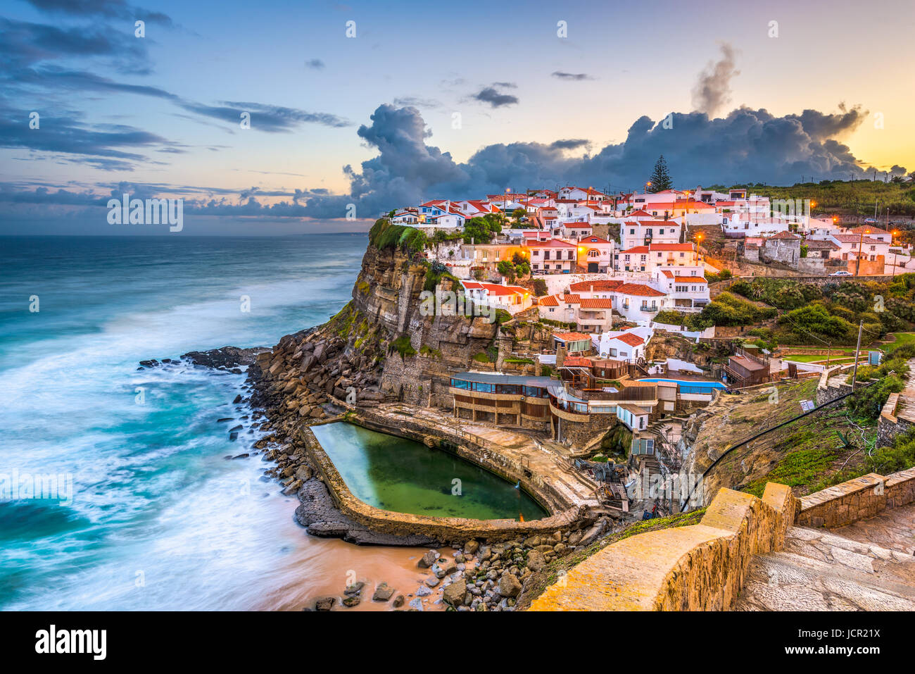 Azenhas do Mar, Portogallo città costiera. Foto Stock