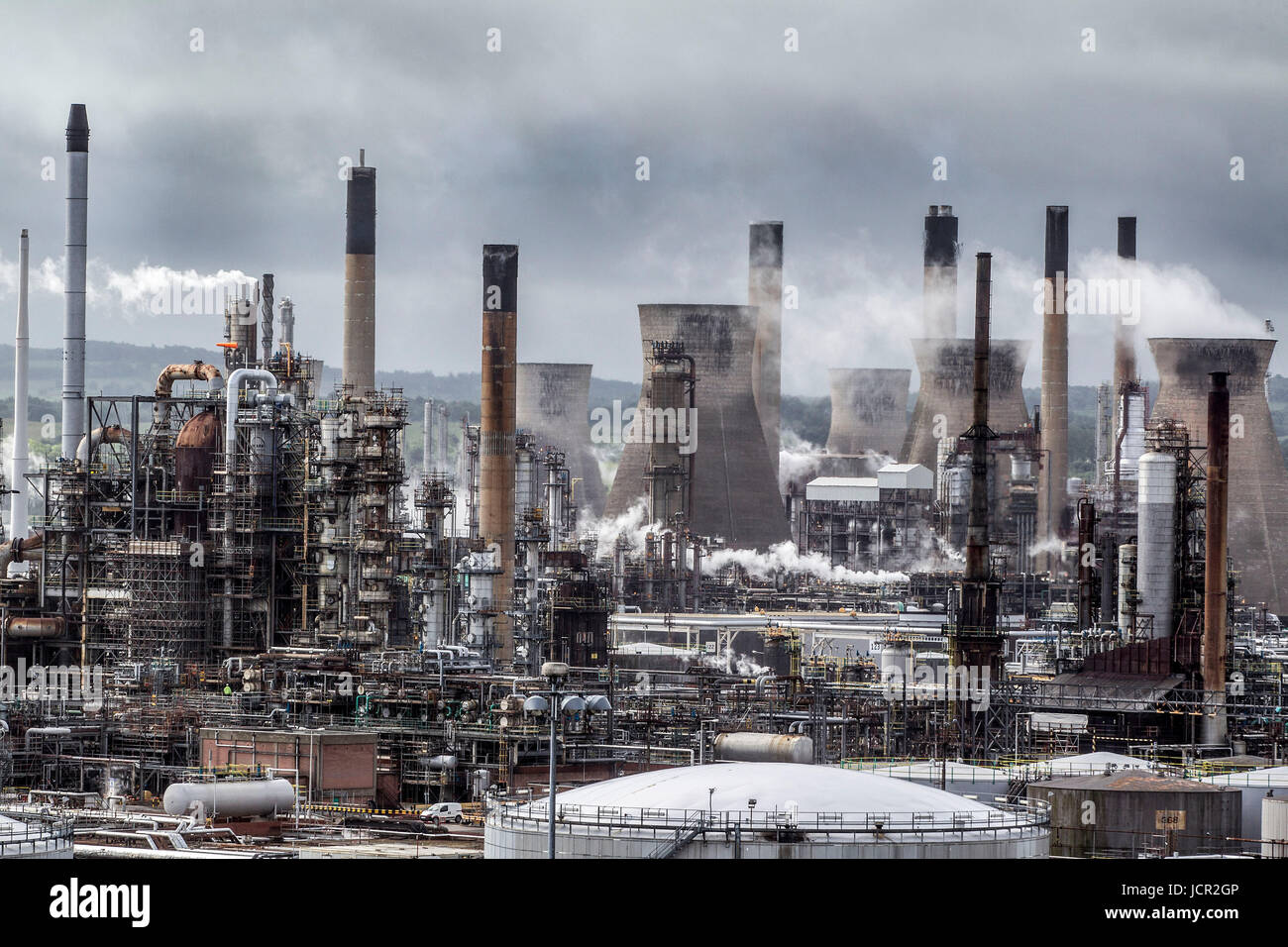 Grangemouth complesso industriale che mostra le torri di raffreddamento e Pile Scozia Scotland Foto Stock