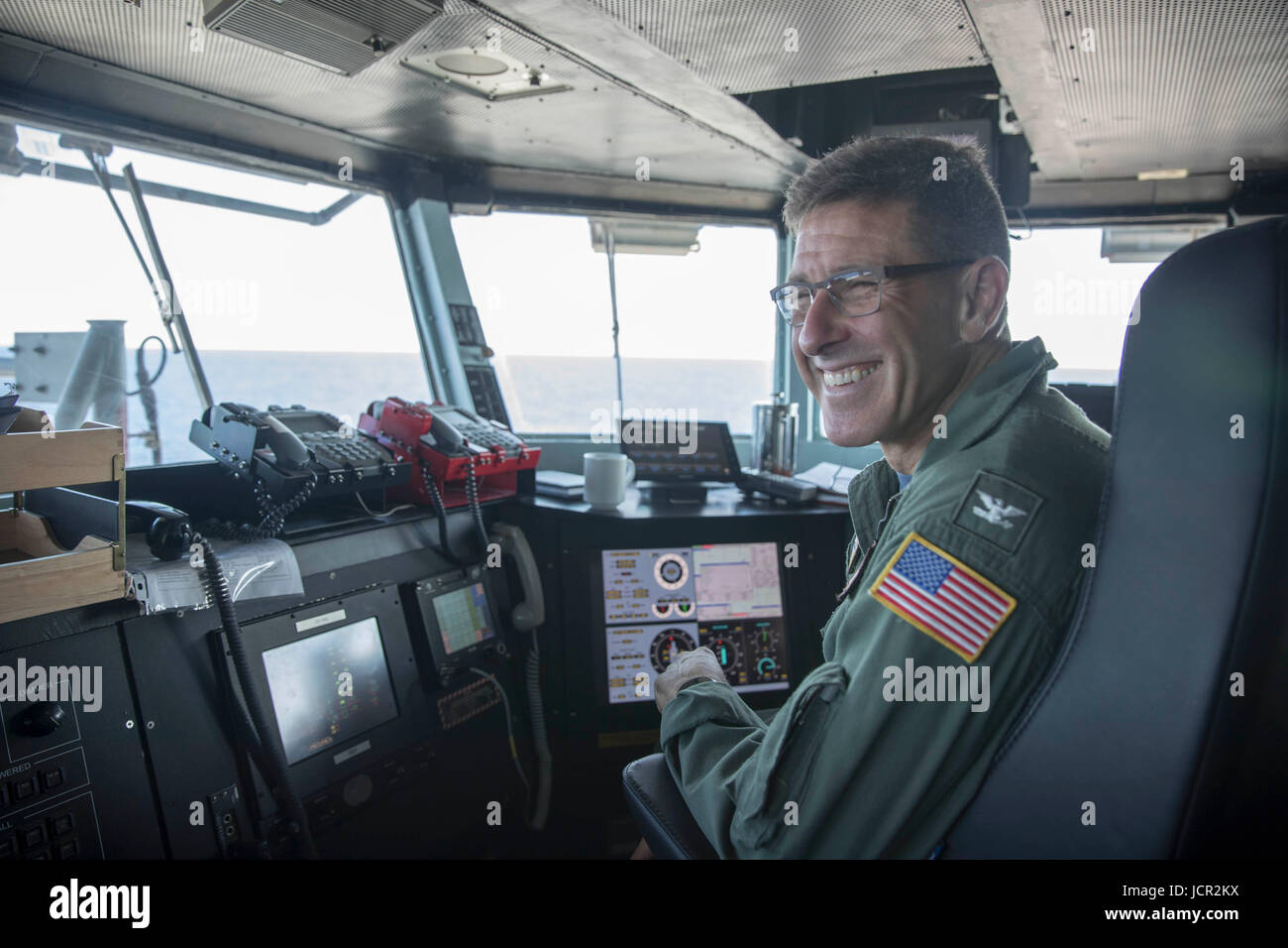USS Abraham Lincoln Comandante Putnam Browne sorride dopo aver provato con successo la sua mano in corrispondenza di usando l'aeromobile sistema di acquisizione sul ponte di volo dell'USN Nimitz-class portaerei USS Abraham Lincoln Giugno 3, 2017 nell'Oceano Atlantico. Foto Stock