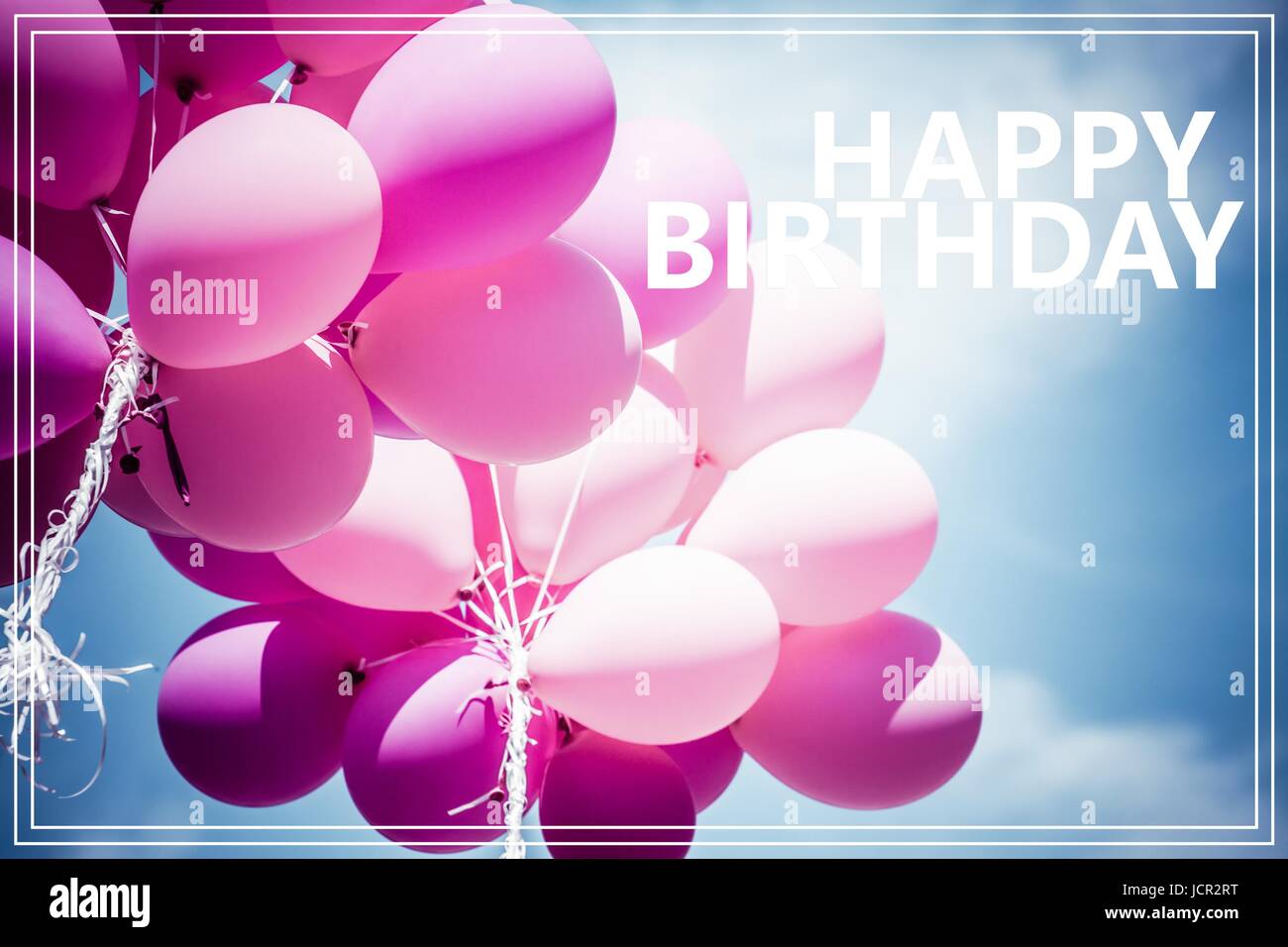Parola felice compleanno su palloncini rosa e blu sullo sfondo del