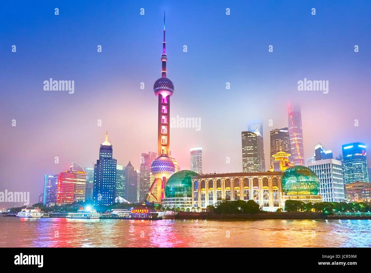Oriental Pearl e il quartiere finanziario skyline sul fiume Huangpu, Shanghai, Cina Foto Stock