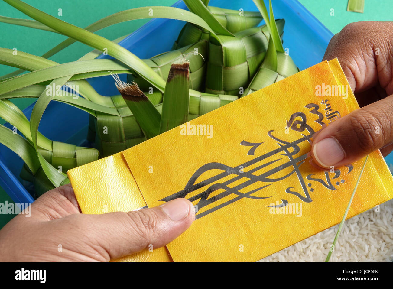 Dare e ricevere denaro pacchetto durante Eid Fitri. Carattere arabo significa Eid Mubarak Foto Stock