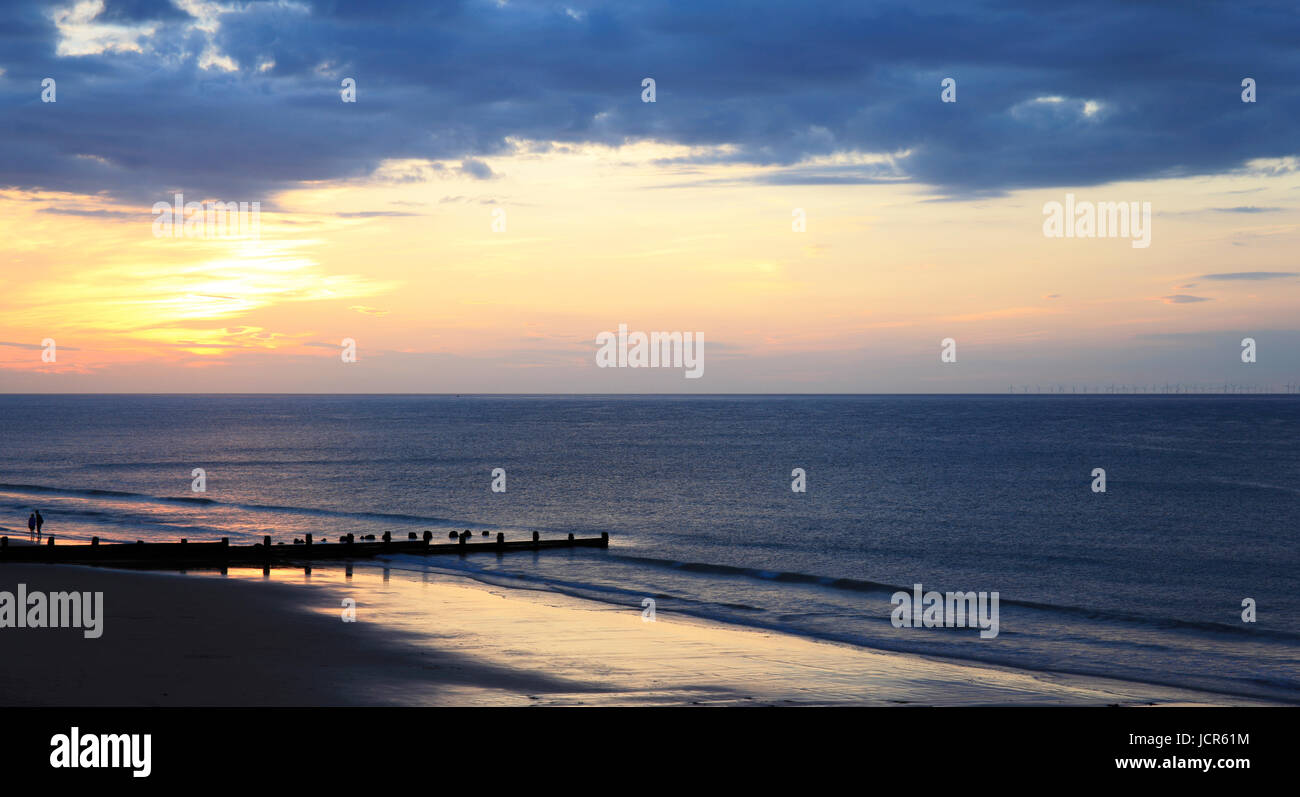 Il sole tramonta oltre il mare del Nord e Cromer Beach, Cromer, Norfolk, Inghilterra, Europa Foto Stock