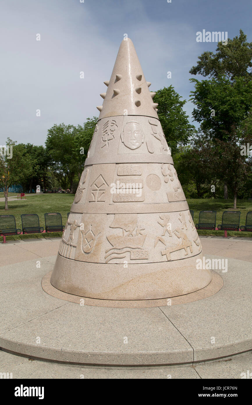 Memorial a Sien Lok Park di Calgary, Canada. A forma di cono si erge il monumento in memoria dei coloni cinesi di Alberta e Canada. Foto Stock