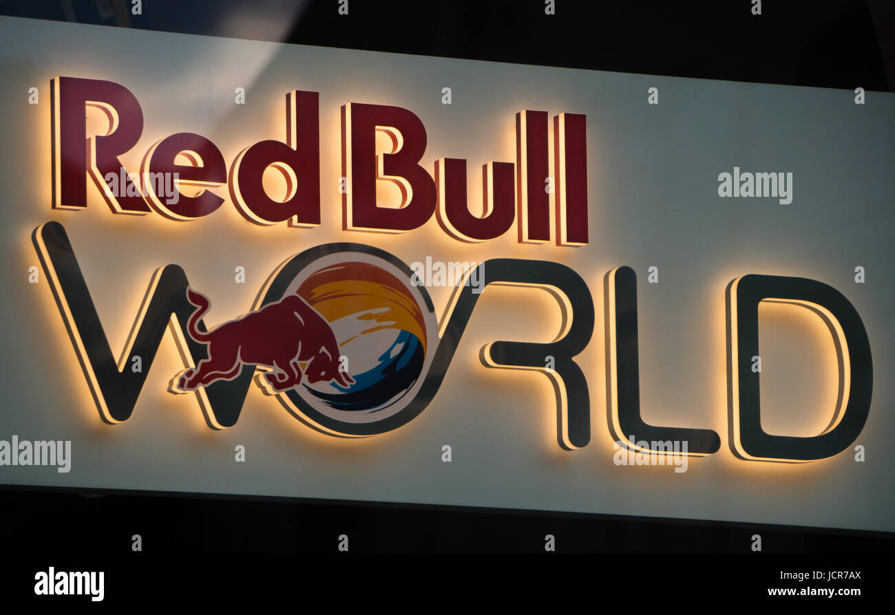 Graz, Austria - 15 Giugno 2017: il logo della Red Bull World store Foto Stock