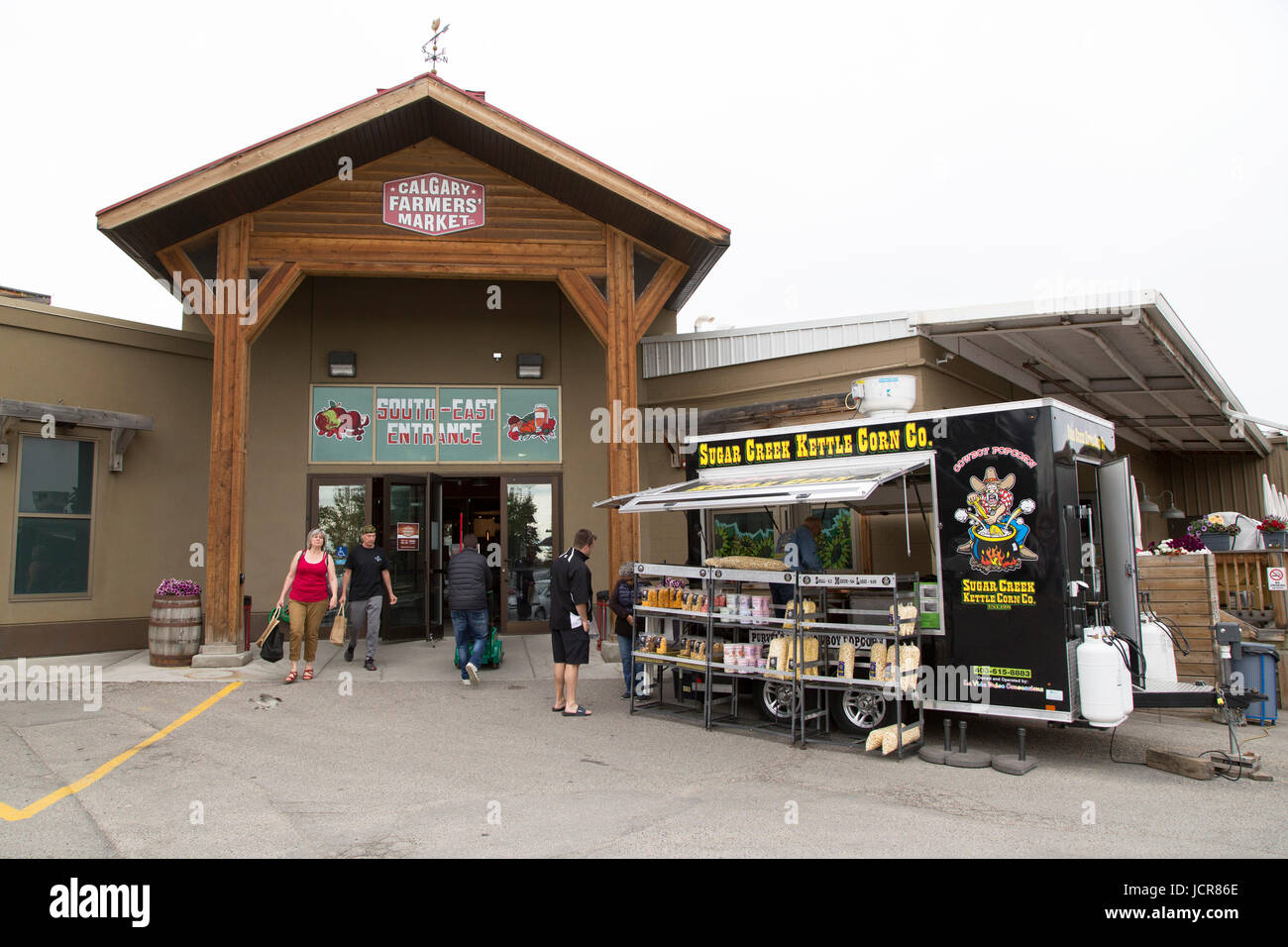 L'ingresso a Calgary Mercato degli Agricoltori a Calgary, Canada. Il mercato vende prodotti provenienti da aziende agricole locali e ha anche il cibo e le bevande si spegne. Foto Stock