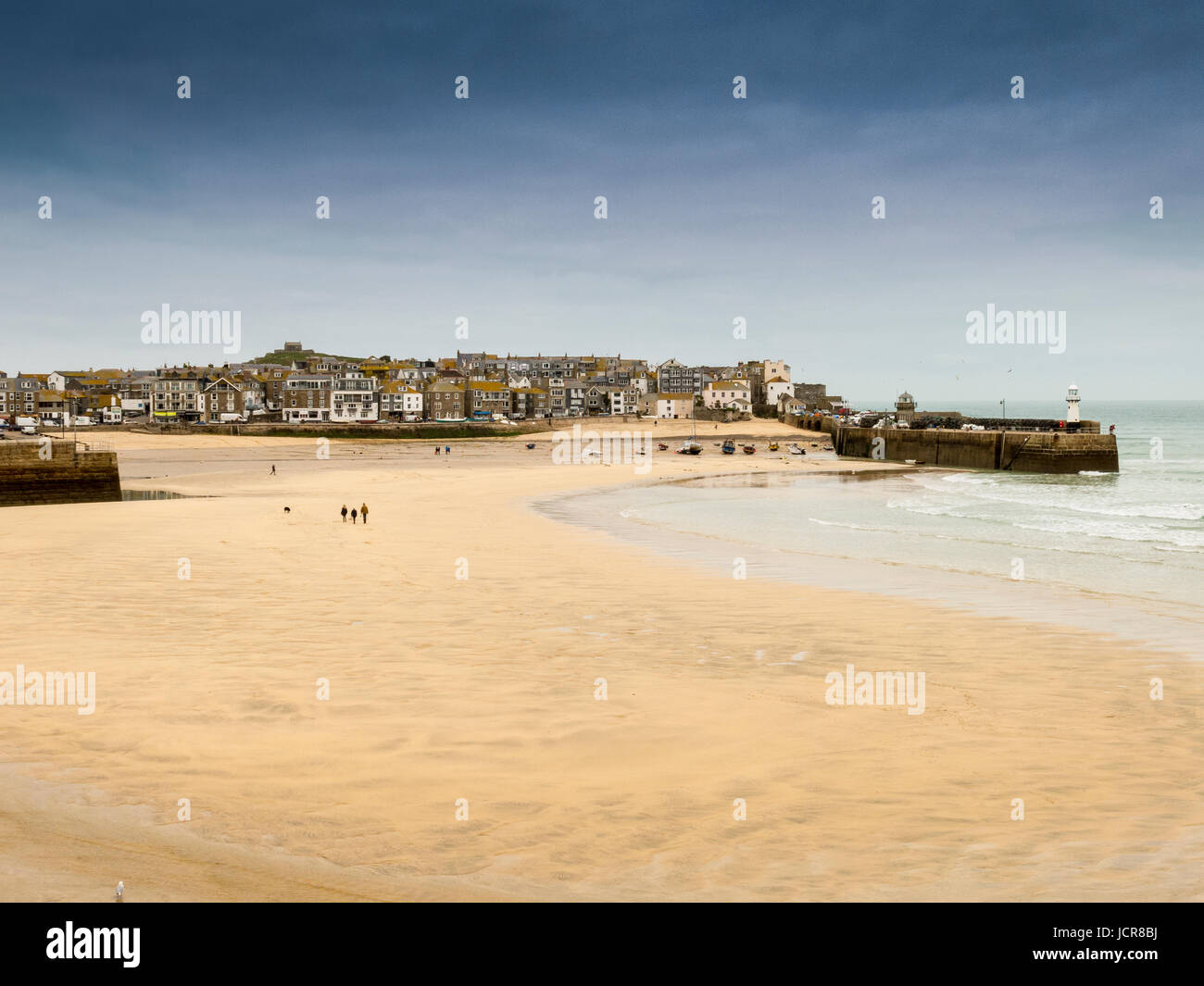 Una spiaggia deserta in St Ives harbour a bassa marea su una giornata invernale e, Cornwall, Regno Unito Foto Stock