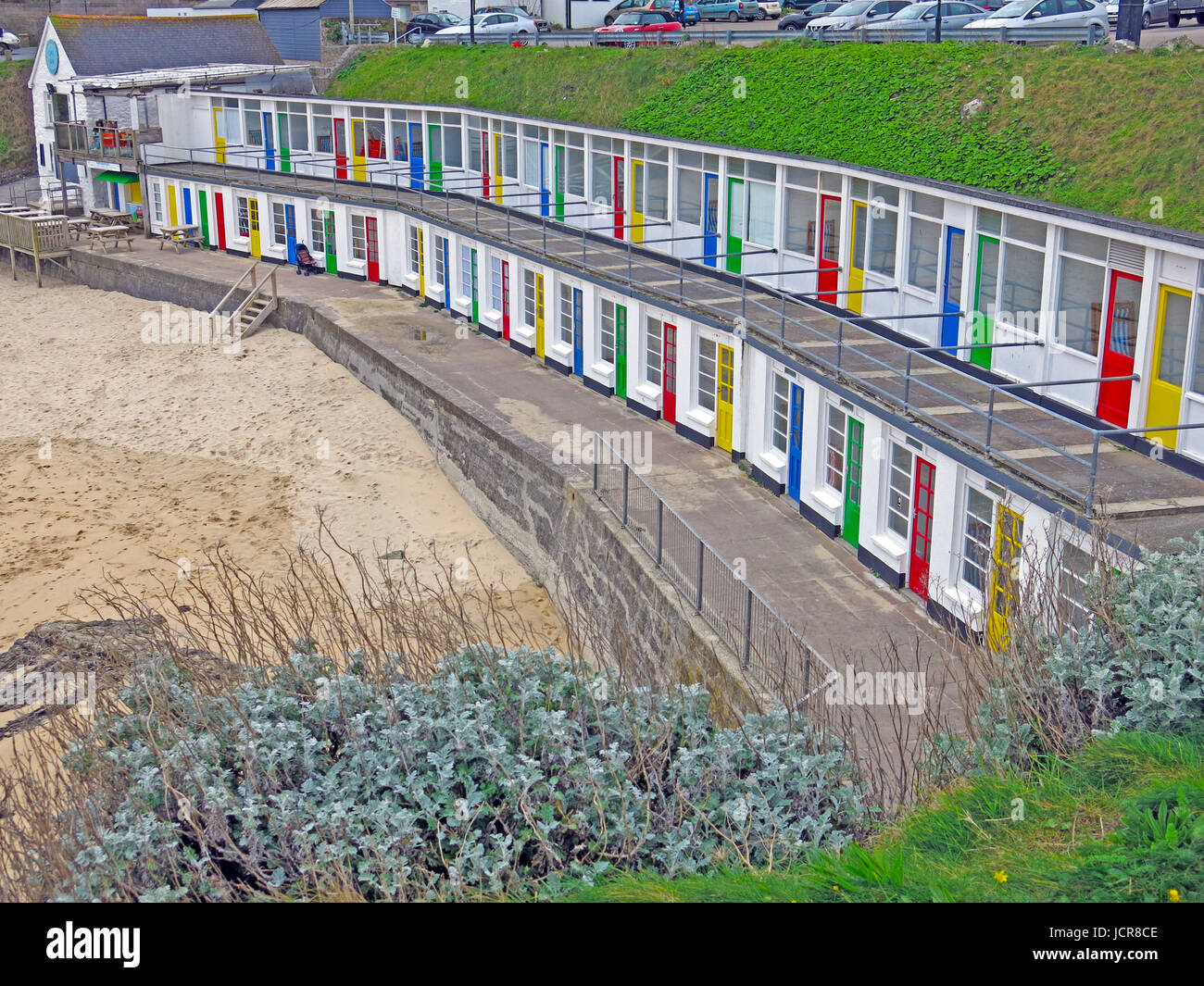 Un double decker raccolta di pittoresca spiaggia di capanne a Porthgwidden Beach di St Ives Harbour, Cornwall, England, Regno Unito Foto Stock