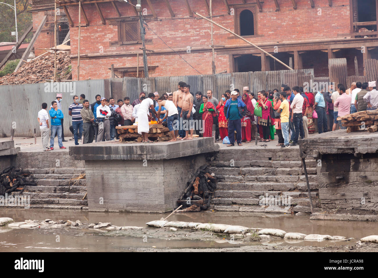 Cerimonia di cremazione presso il sito Ghats e il tempio santo del signore Shiva nel Tempio Pasupatianth, Kathmandu, Nepal,Asia Foto Stock