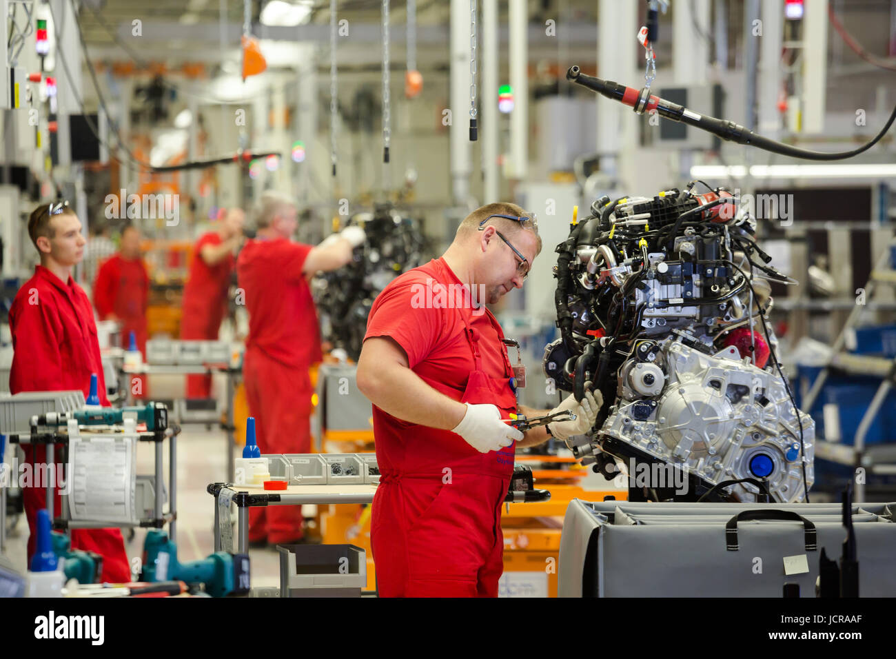 24.10.2016, Polonia, di Wielkopolska, Wrzesnia - assemblaggio di motori per la nuova CR, linea di montaggio nella nuova fabbrica della Volkswagen Veicoli Commerciali. Con ? 800 milioni, Wrzesnia è il più alto degli investimenti esteri in Polonia. Con 3000 dipendenti, 100.000 veicoli dovranno essere prodotte ogni anno. 00A161024D370CAROEX.JPG - non per la vendita in G E R M A N Y, A U S T R I A, S W I T Z e R L A N D [modello di rilascio: NO, la proprietà di rilascio: NO (c) caro agenzia fotografica / Bastian, http://www.caro-images.pl, info@carofoto.pl - nel caso di utilizzo dell'immagine per qualsiasi finalità, si prega di contattare l'Agenzia - la foto è sub Foto Stock