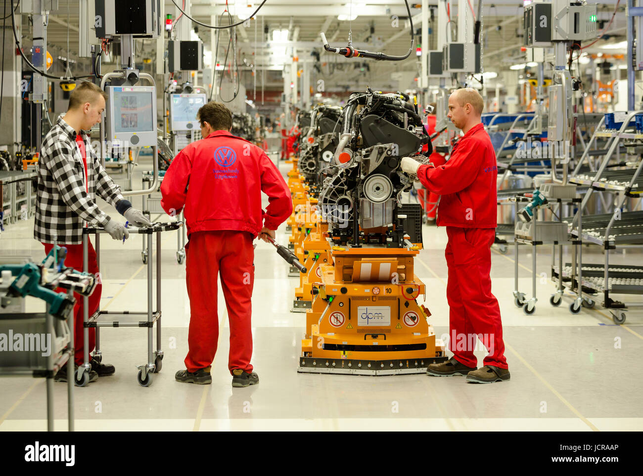24.10.2016, Polonia, di Wielkopolska, Wrzesnia - assemblaggio di motori per la nuova CR, linea di montaggio nella nuova fabbrica della Volkswagen Veicoli Commerciali. Con ? 800 milioni, Wrzesnia è il più alto degli investimenti esteri in Polonia. Con 3000 dipendenti, 100.000 veicoli dovranno essere prodotte ogni anno. 00A161024D398CAROEX.JPG - non per la vendita in G E R M A N Y, A U S T R I A, S W I T Z e R L A N D [modello di rilascio: NO, la proprietà di rilascio: NO (c) caro agenzia fotografica / Bastian, http://www.caro-images.pl, info@carofoto.pl - nel caso di utilizzo dell'immagine per qualsiasi finalità, si prega di contattare l'Agenzia - la foto è sub Foto Stock