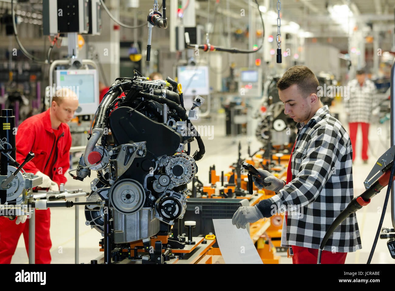 24.10.2016, Polonia, di Wielkopolska, Wrzesnia - assemblaggio di motori per la nuova CR, linea di montaggio nella nuova fabbrica della Volkswagen Veicoli Commerciali. Con ? 800 milioni, Wrzesnia è il più alto degli investimenti esteri in Polonia. Con 3000 dipendenti, 100.000 veicoli dovranno essere prodotte ogni anno. 00A161024D414CAROEX.JPG - non per la vendita in G E R M A N Y, A U S T R I A, S W I T Z e R L A N D [modello di rilascio: NO, la proprietà di rilascio: NO (c) caro agenzia fotografica / Bastian, http://www.caro-images.pl, info@carofoto.pl - nel caso di utilizzo dell'immagine per qualsiasi finalità, si prega di contattare l'Agenzia - la foto è sub Foto Stock