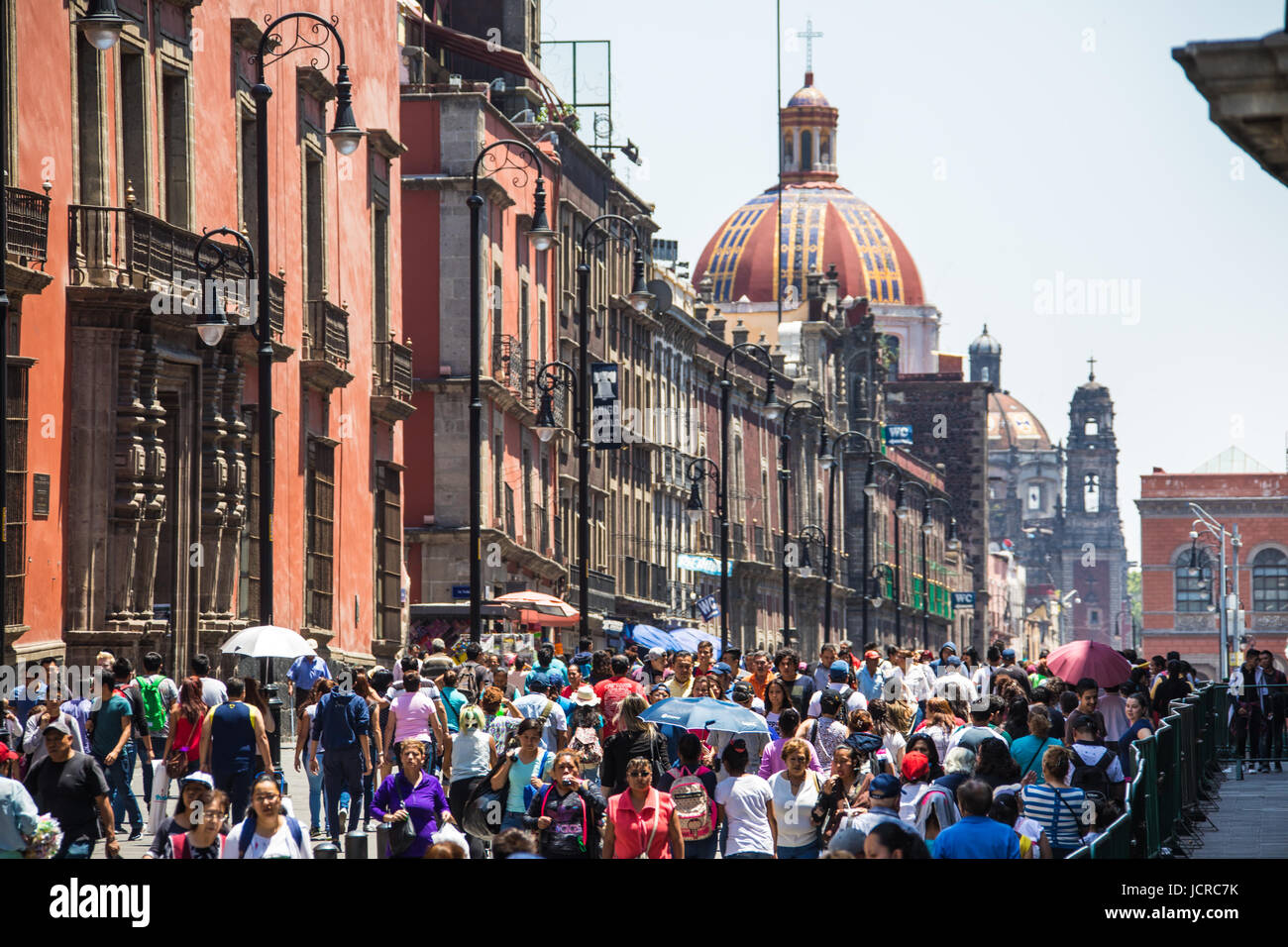 Trafficata arteria pedonale dallo Zocalo, Città del Messico, Messico Foto Stock