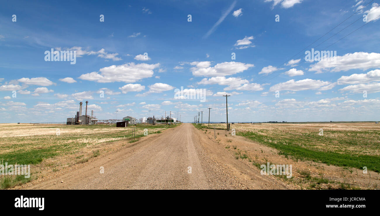 Impianto di alimentazione da una pista sterrata sotto un cielo blu nel deserto di Alberta, vicino Drumheller, in Canada Foto Stock