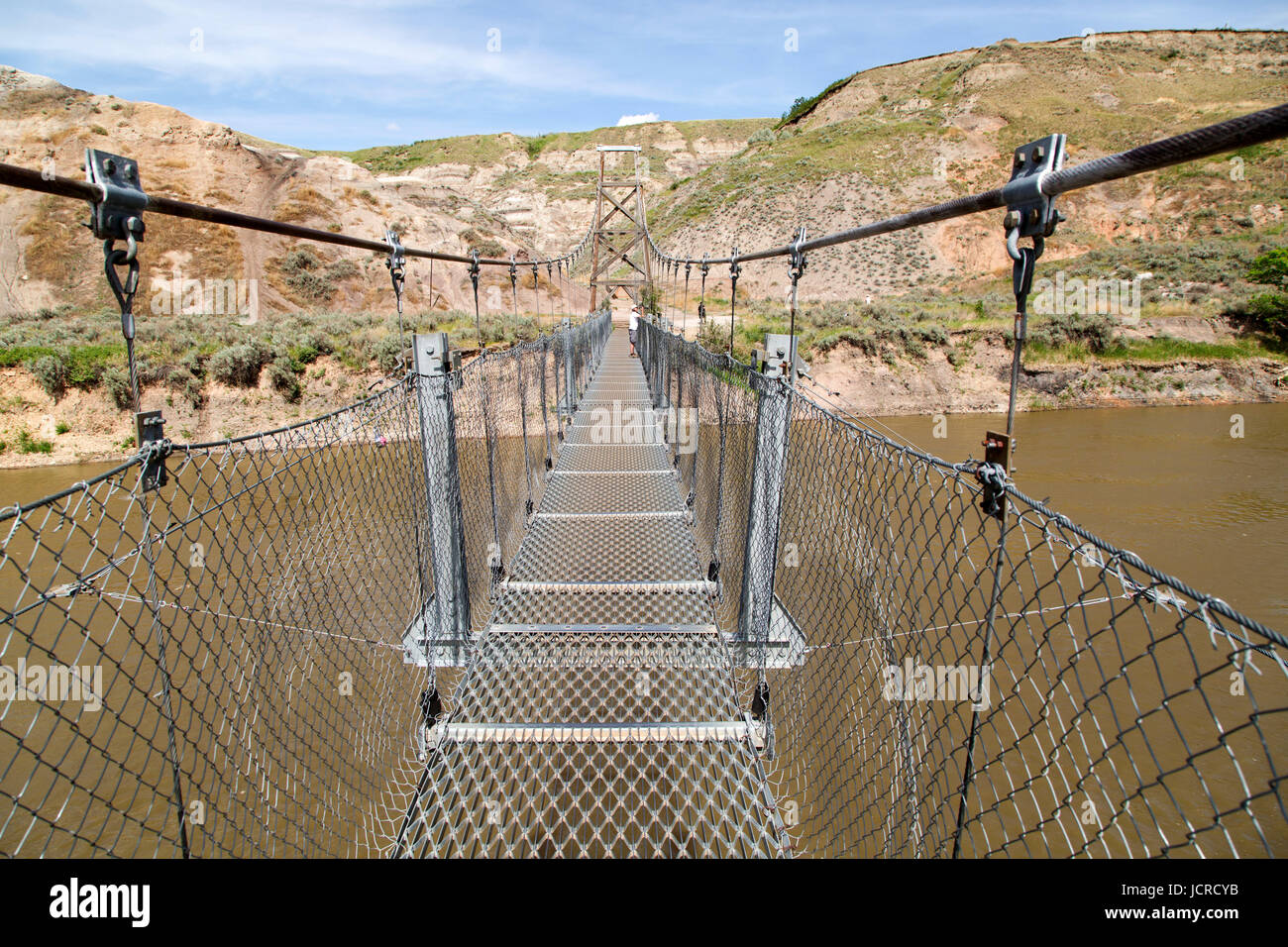 Miniera di Star sospensione ponte Badlands di Alberta in Canada. Il ponte fu costruito sopra il cervo rosso fiume per ottenere Minatori del carbone a lavorare. Foto Stock