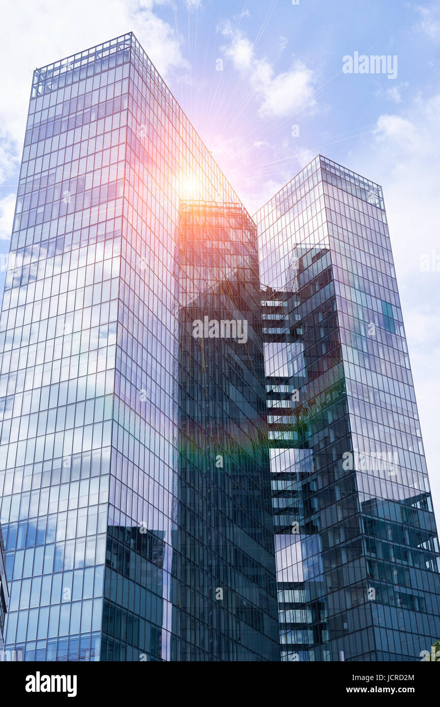 Un colpo verticale dal basso del vetro moderno grattacielo con lens flare. successo il concetto di business. Foto Stock