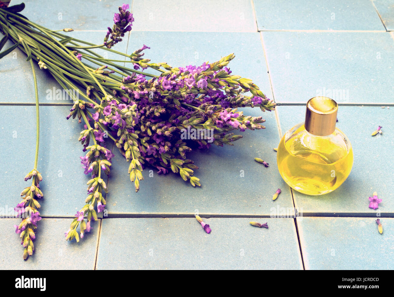 Olio essenziale di lavanda e fiori - look vintage Foto Stock