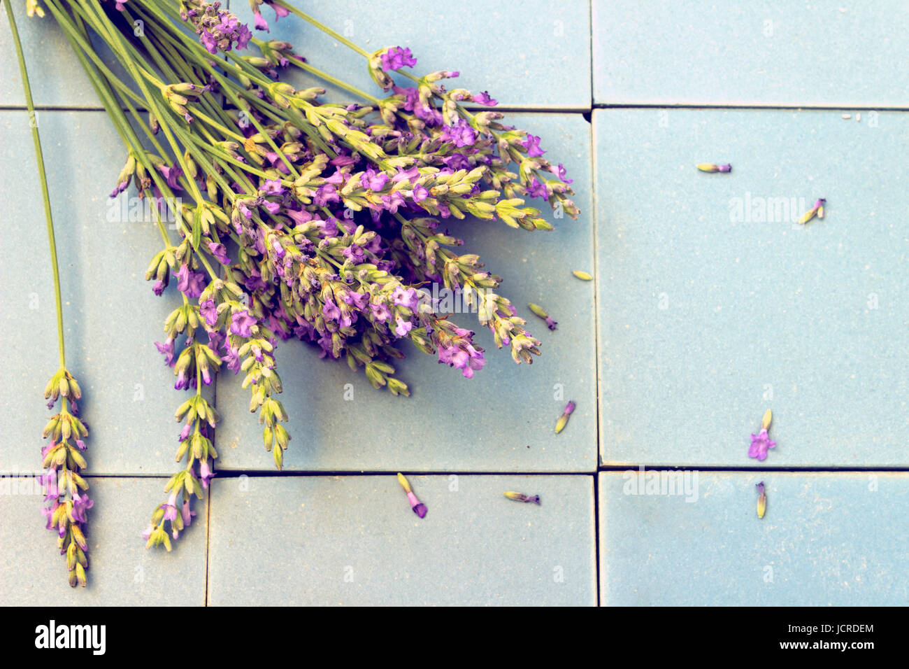 Un mazzo di fiori di lavanda in ceramica blu. Look vintage Foto Stock