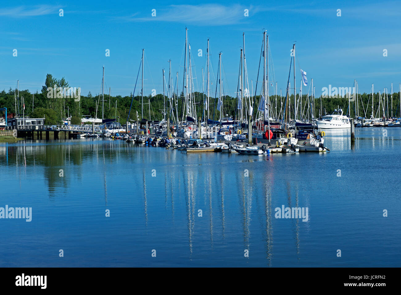 Marina e il fiume Beaulieu a scudi grandi Hard, Hampshire, Inghilterra, Regno Unito Foto Stock