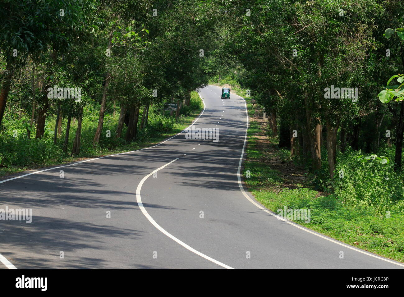 Kaptai Chittagong autostrada all'interno del Kaptai national park, Rangamati, Chittagong, Bangladesh. Foto Stock