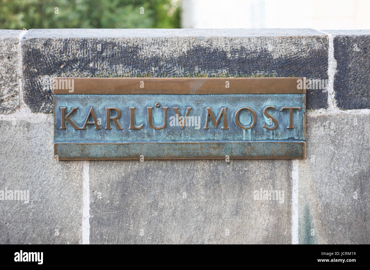 Vecchio bronzetto piastra con iscrizione "Karluv più" sul Ponte Carlo, Praga, Repubblica Ceca Foto Stock
