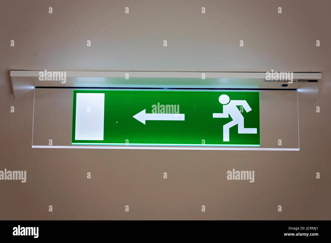 Illuminata fire exit sign Foto Stock
