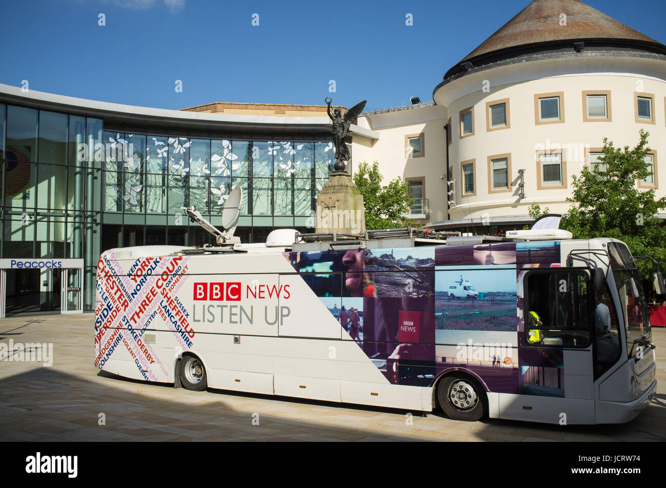 Woking, Regno Unito. Il 15 giugno 2017. BBC outside broadcast in unità Jubliee Square Foto Stock
