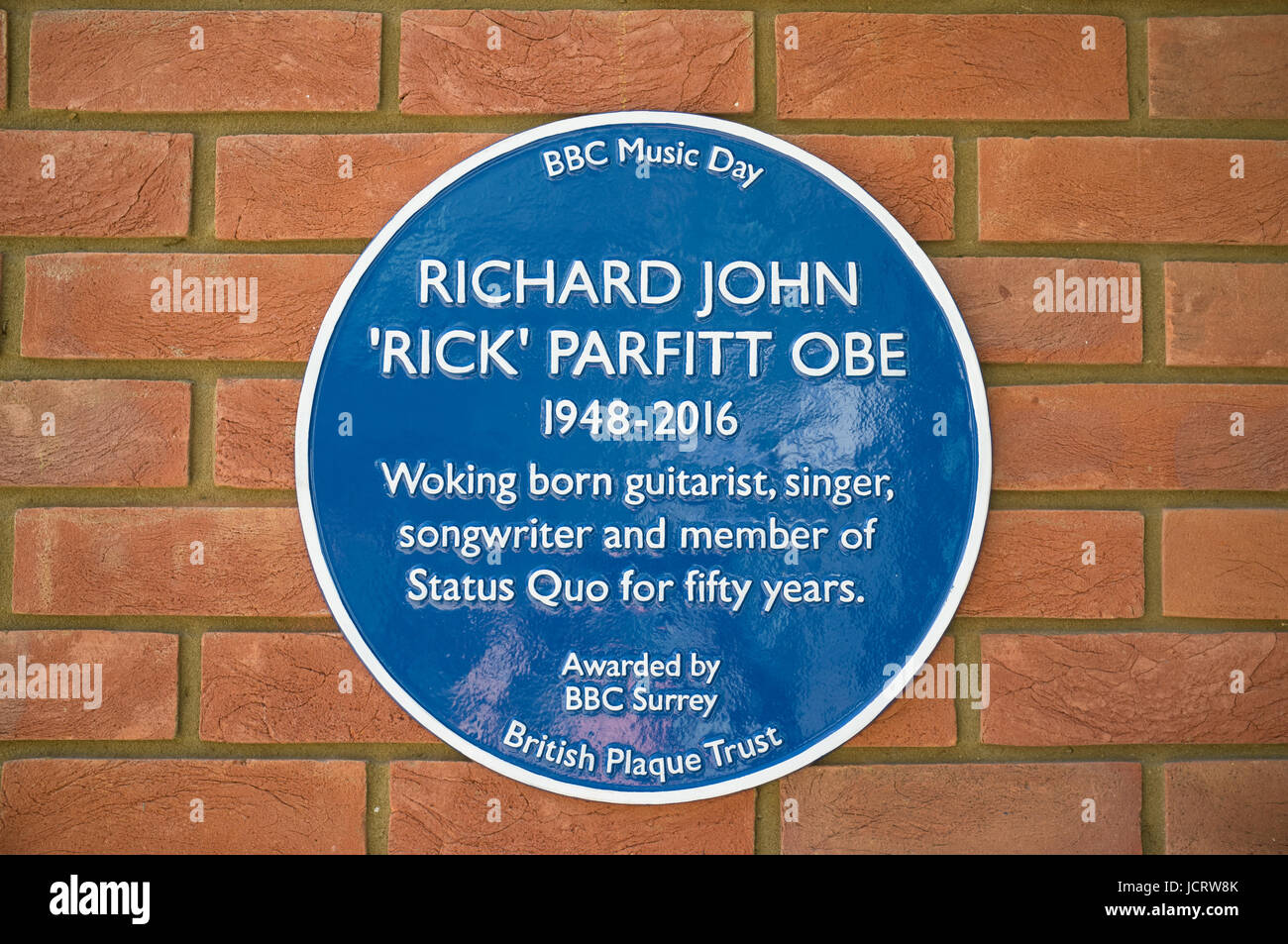 Woking, Regno Unito. Il 15 giugno 2017. Targa blu svelata per rick Parfitt come parte della BBC Music giorno. Foto Stock