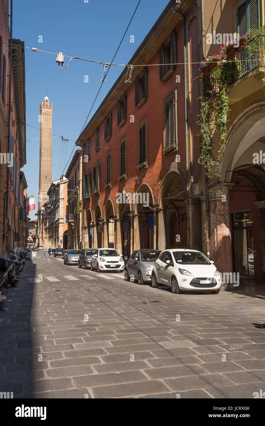 Bologna, Italia - 22 Aprile 2017: Torre degli Asinelli vista dalla Strada Maggiore di Bologna in una giornata di sole Foto Stock