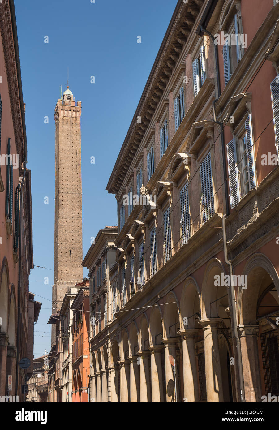 Torre degli Asinelli vista dalla Strada Maggiore di Bologna in una giornata di sole Foto Stock