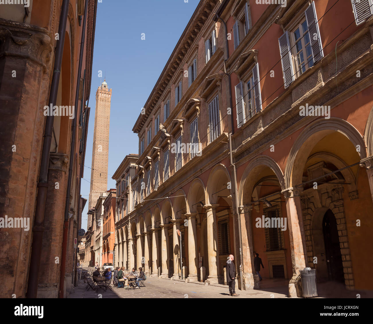 Bologna, Italia - 22 Aprile 2017: Torre degli Asinelli vista dalla Strada Maggiore di Bologna in una giornata di sole Foto Stock