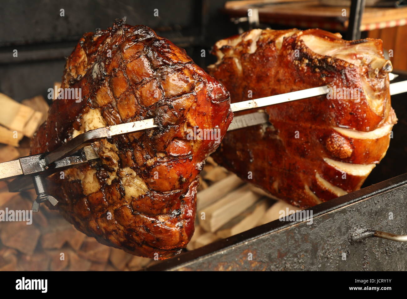 Arrosto di maiale, barbecue tradizionale a Praga a Pasqua Foto Stock