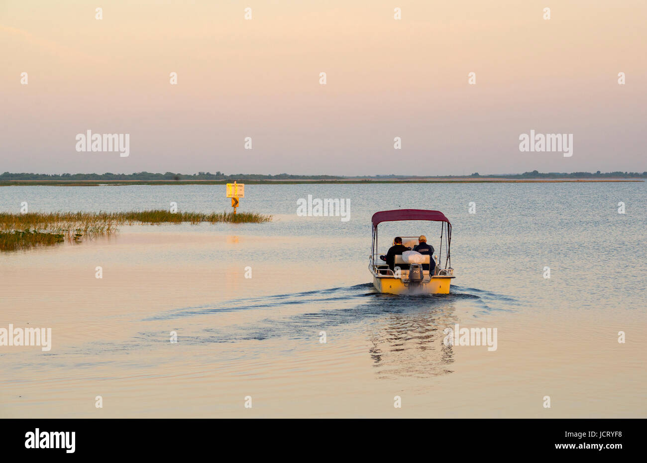 Barca in partenza per il viaggio di pesca sul lago Toho, Kissimmee, Florida. Foto Stock