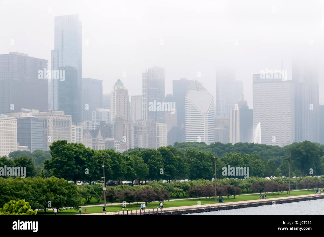 Nebbioso giorno a Chicago come cime dei grattacieli su Lakeshore Drive sono avvolte nella nebbia in rotolamento off sul lago Michigan, Illinois, Stati Uniti d'America. Foto Stock