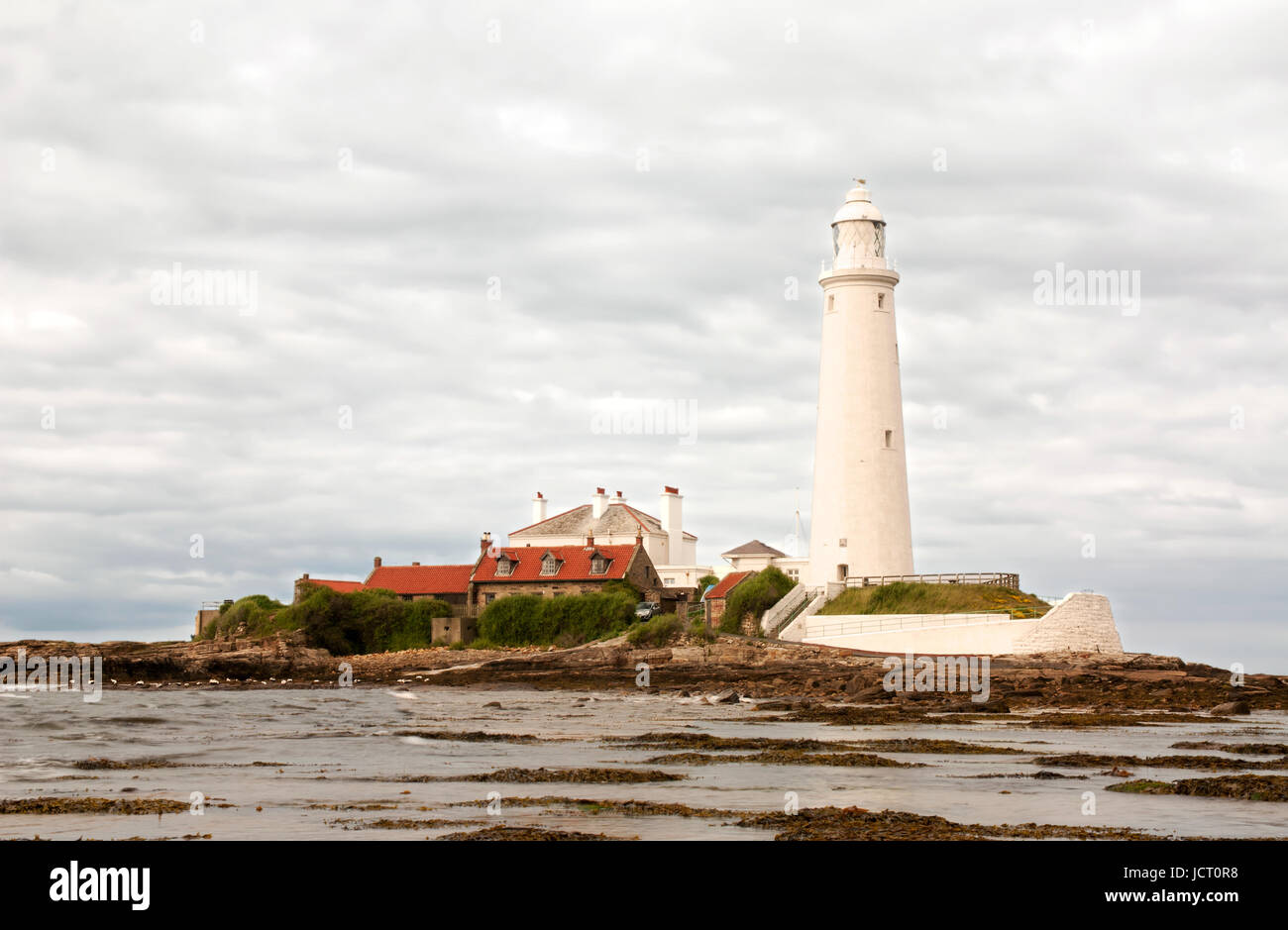 St Mary's Island Lighthouse. raggiunto da un causway tra maree, off Whitley Bay a nord-est dell' Inghilterra. Foto Stock