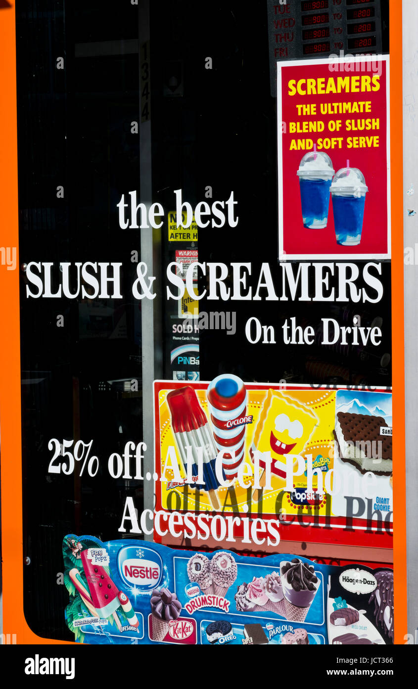 Storefront finestra su unità commerciali, Vancouver, pubblicità le migliori granite e Screamers. Foto Stock