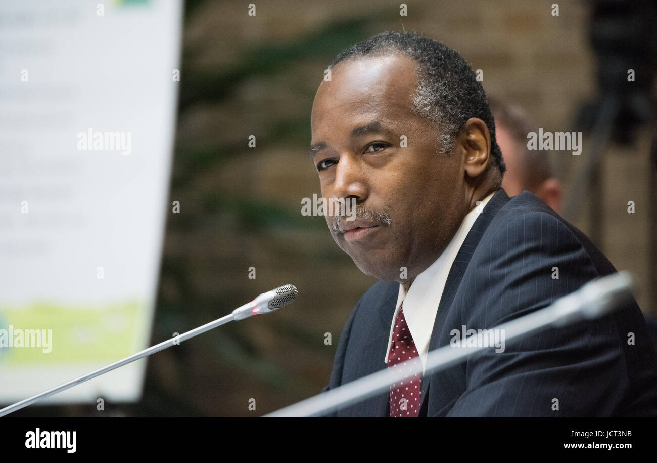 Stati Uniti Segretario di Albergare e Sviluppo Urbano Dott.ssa Ben Carson ascolta i delegati durante la riunione inaugurale del interagenzie Task Force per l'agricoltura e lo sviluppo rurale la prosperità presso il Dipartimento dell'Agricoltura il 15 giugno 2017 a Washington D.C. Foto Stock