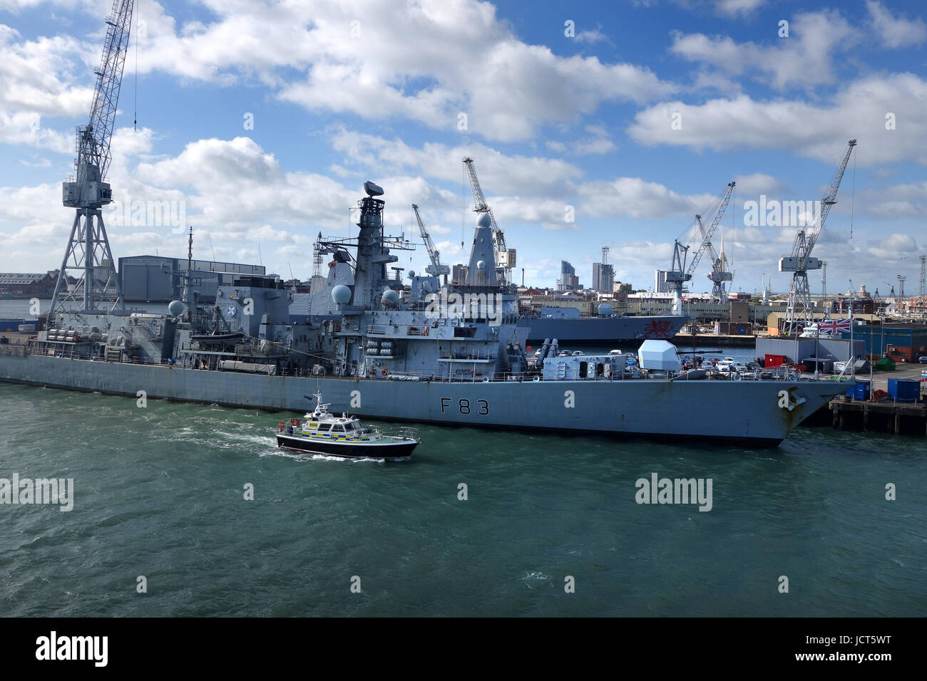 Pattuglia di polizia barca passando HMS St Albans a Royal Navy tipo 23 frigate attraccata a Portsmouth Regno Unito Foto Stock