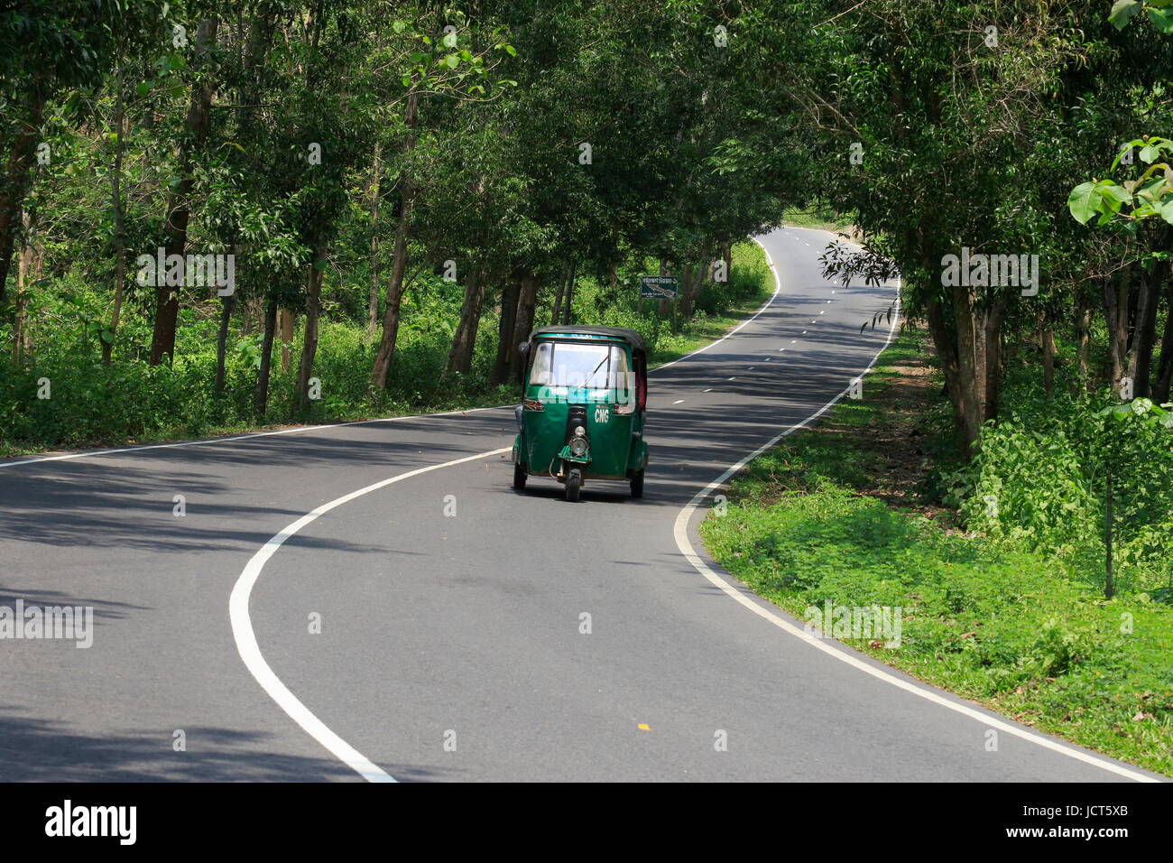 Kaptai Chittagong autostrada all'interno del Kaptai national park, Rangamati, Chittagong, Bangladesh. Foto Stock