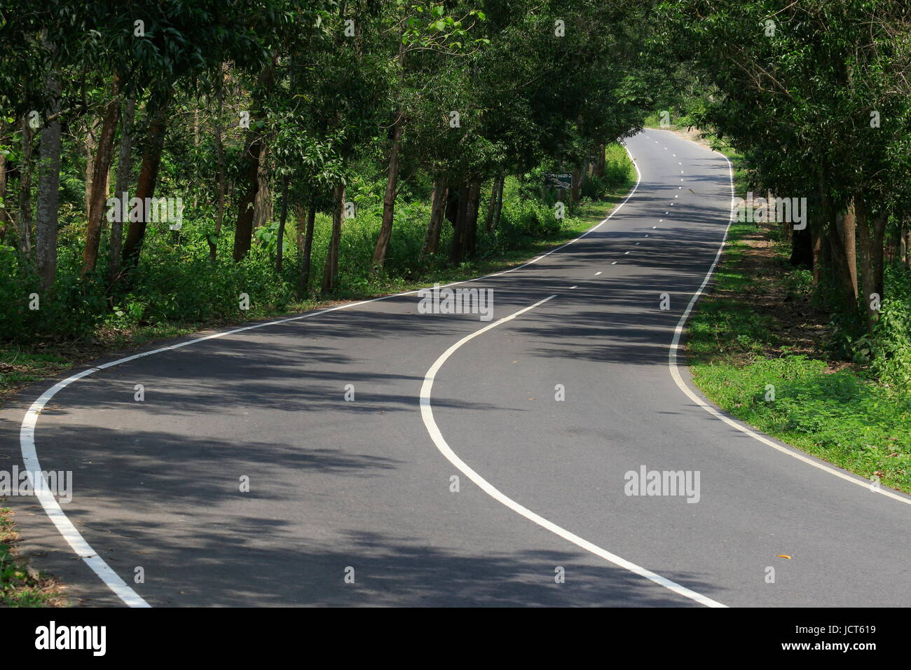 Kaptai Chittagong autostrada all'interno del Kaptai national park, Rangamati, Chittagong, Bangladesh. Foto Stock