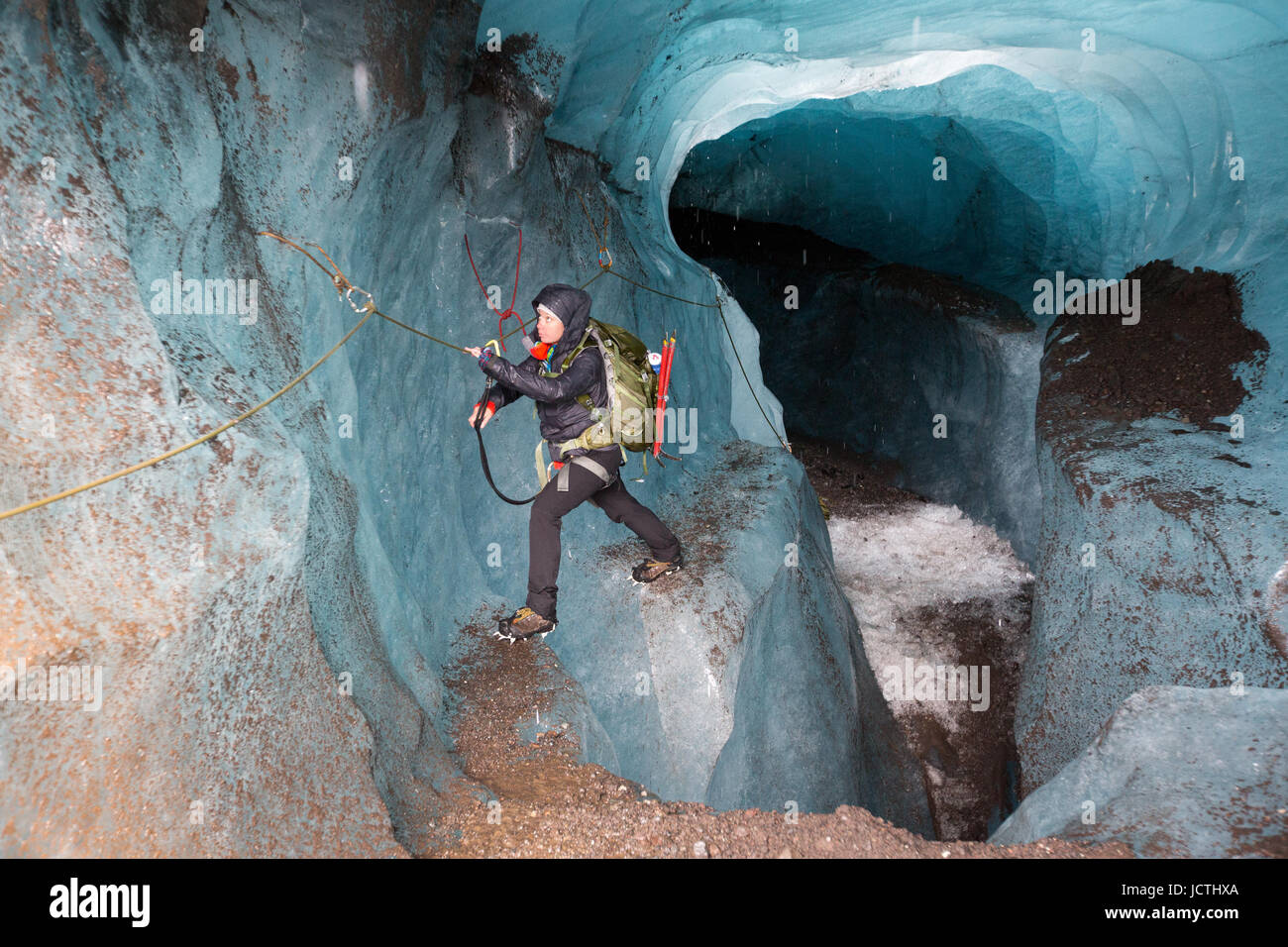 In ghiacciaio Skaftafell, M Jackson, un glaciologist e il cambiamento climatico è uno scienziato, cammina dentro un moulin, una caverna di ghiaccio. Foto Stock